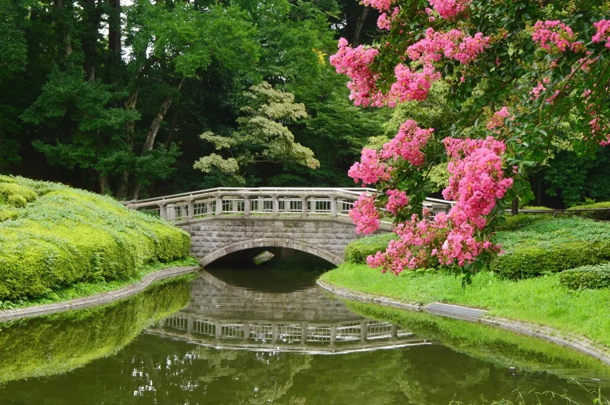 日本の庭園にある石造りの橋