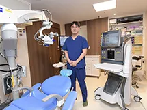手術室に立つ秦院長